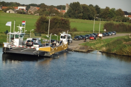 De pont aan de aanlegplaats, met wachtende auto's op de dijk