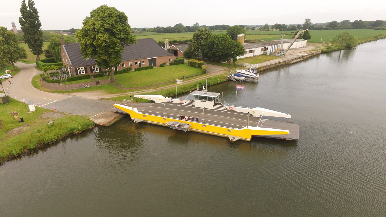 De pont aan de aanlegplaats bij de boerderij, gezien vanuit de lucht