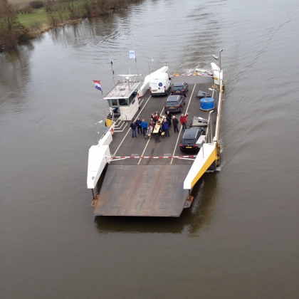 Dronefoto van de pont met passagiers en auto's