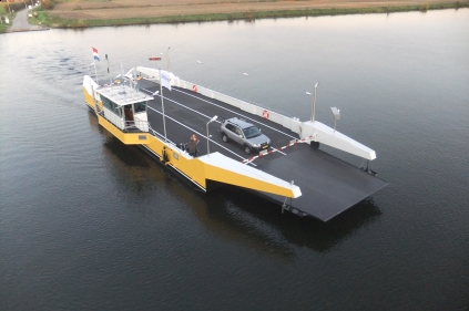 Overtocht met auto's en de Nederlandse vlag in top